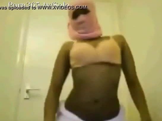 Amateur Hijab Babe Stripping